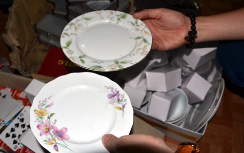 Số lượng lớn bát, đĩa có gắn chíp điện tử.