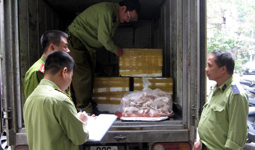 Tổ công tác kiểm đếm số hàng thối.