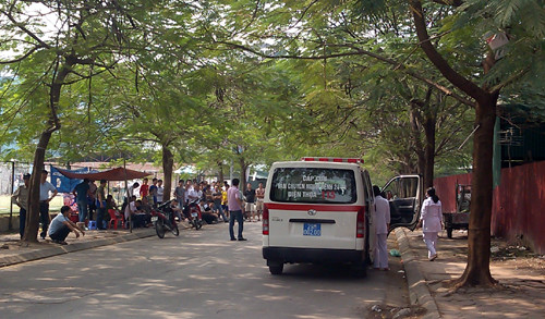 Người dân hoảng hốt phát hiện xác chết nam thanh niên báo cơ quan công an.