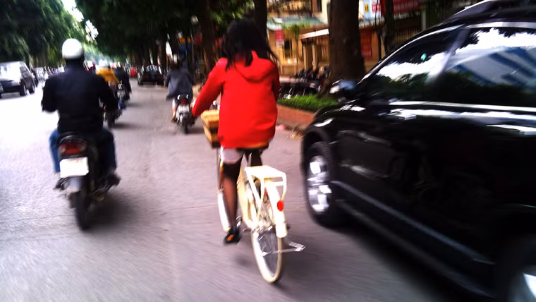 Nhiệt độ Hà Nội sáng nay chỉ khoảng 17 độ C nhưng nữ sinh này vẫn mặc theo kiểu trên đông dưới hạ.