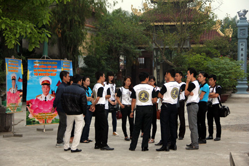 Trong ảnh: Thanh niên dòng họ Võ - Vũ bắt dầu làm nhiệm vụ trong lễ dâng hương Đại tướng.