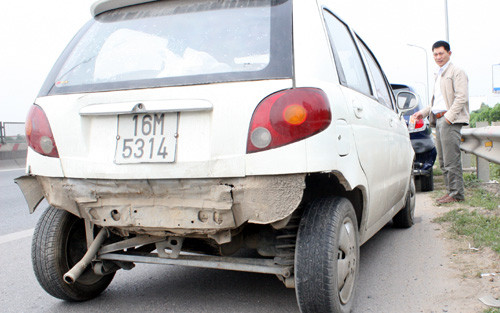 Một chiếc xe bị vỡ đuôi.