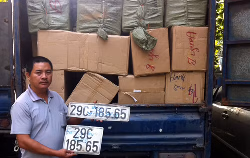 Lái xe Đông và số hàng không rõ nguồn gốc.