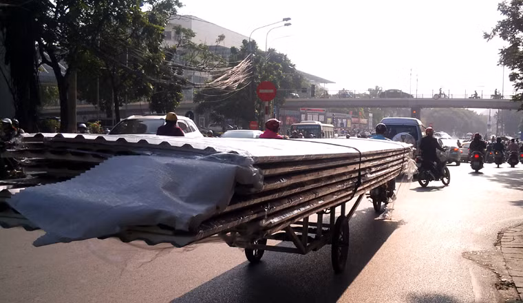 Đuôi xe ở cuối đường, đầu xe ở đầu đường...