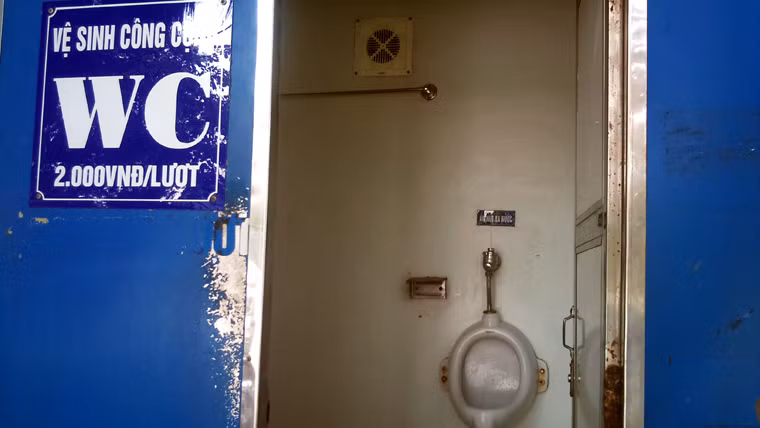 Còn đây là hình ảnh nhà vệ sinh công cộng bên đường Lê Thái Tổ.