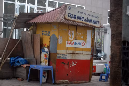 Dịch vụ và sự tăng giá vé xe buýt đang "đá nhau" (Ảnh chụp trên đường Nguyễn Cơ Thach, Từ Liêm, Hà Nội).