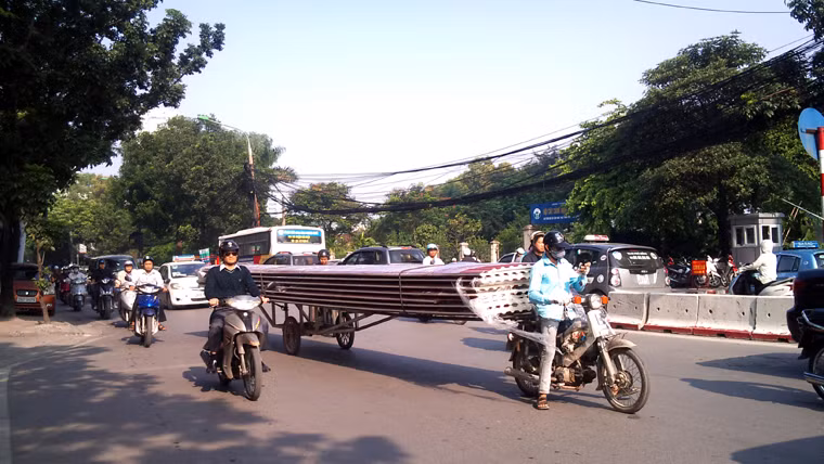 ... bất ngờ dừng lại nghe điện thoại cạnh ngã tư Huỳnh Thúc Kháng - Láng Hạ, Đống Đa, Hà Nội, khiến ai cũng sợ.