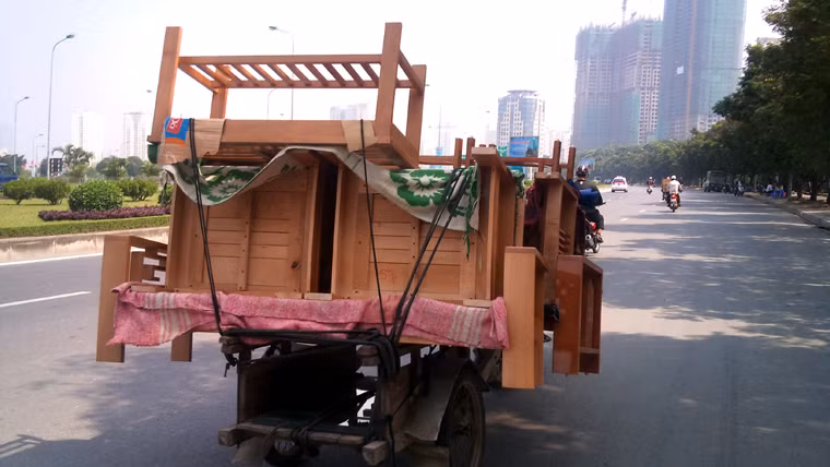 Một mình, một đường trên đại lộ Thăng Long.