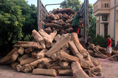 Gỗ được bọc rất kín bằng bao tải.