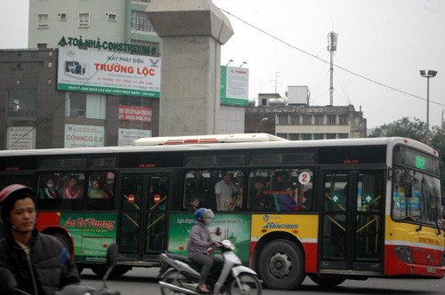 Giá vé xe buýt tăng khiến nhiều người phải "bóp bụng".