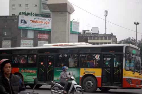 Giá vé xe buýt tăng khiến nhiều người phải "bóp bụng".