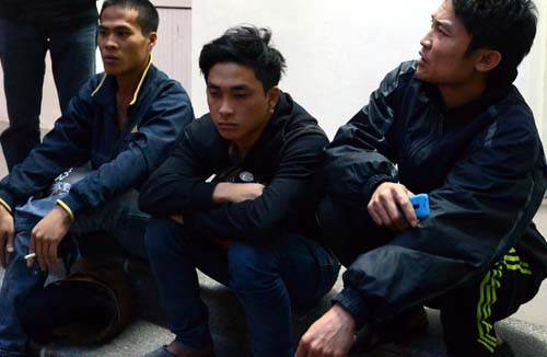 Anh Tuân (ngồi giữa) đau buồn khi hay tin người thân bị chết ngạt.