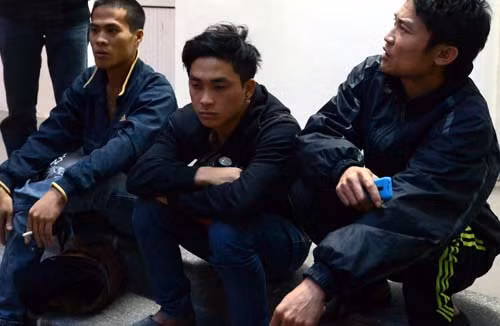 Anh Tuân (ngồi giữa) đau buồn khi hay tin người thân bị chết ngạt.