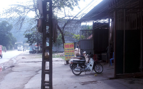 Phía trước ngôi nhà nạn nhân.