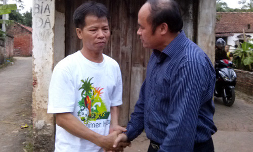 Ông Chấn được mọi người động viên, chia sẻ rất nhiều.