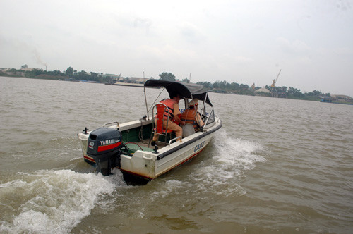 Trong thời gian qua, lực lượng CS đường thủy Công an TP Hà Nội liên tục tìm kiếm nạn nhân Huyền.