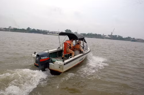 Trong thời gian qua, lực lượng CS đường thủy Công an TP Hà Nội liên tục tìm kiếm nạn nhân Huyền.