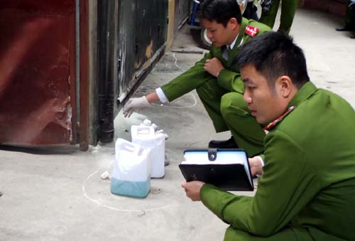 Cơ quan công an xác định các can xăng gây cháy.