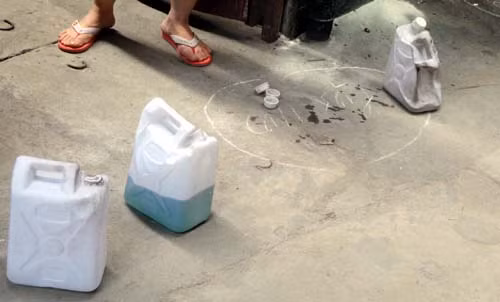 Một số can xăng ở hiện trường vụ cháy.