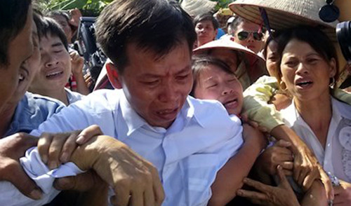 Ông Chấn phải chờ, vì chưa có bản án nên việc bồi thường chưa đặt ra.