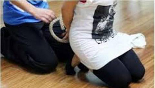 Một thiếu nữ bị các đối tượng bắt cóc khống chế (Ảnh minh họa)