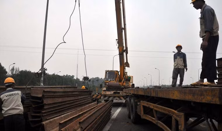 Theo ghi nhận của Kiến Thức, đến khoảng 15h30 chiều nay (21/11), công tác khắc phục sự cố mới được triển khai. Hai máy xúc cùng máy cẩu và hàng chục công nhân tất bật đào hố, khoanh vùng xung quanh khu vực đường ống vỡ.