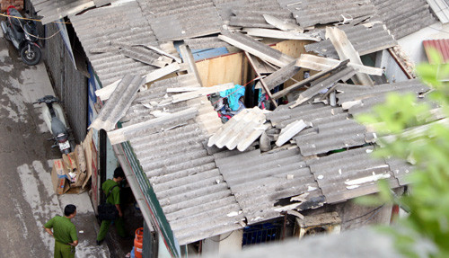 Mái tôn của cửa hàng gas bị vỡ tung rất nhiều.