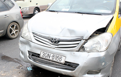 Một chiếc xe bị móc đầu sau khi xảy ra tai nạn.