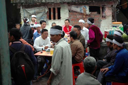 Tang thương bao trùm ngôi làng nghèo có 5 người chết ngạt ở Zone 9.