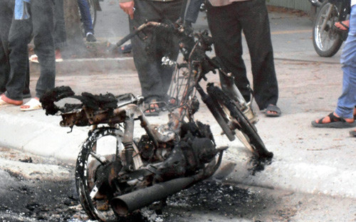Chiếc xe máy bị cháy trơ khung.