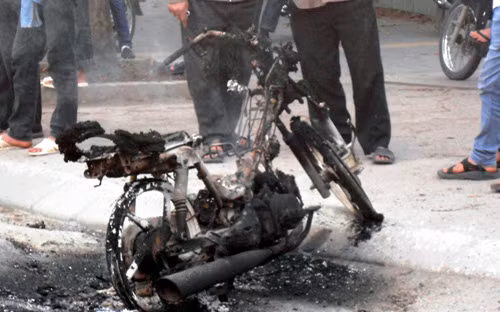 Chiếc xe máy bị cháy trơ khung.