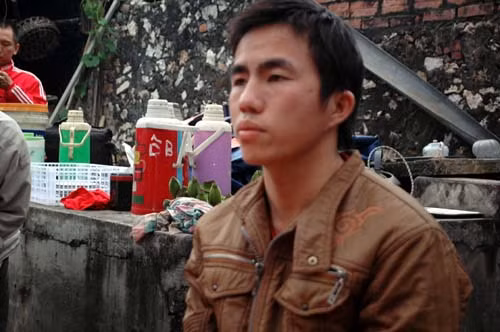 Anh Tri trao đổi với phóng viên.