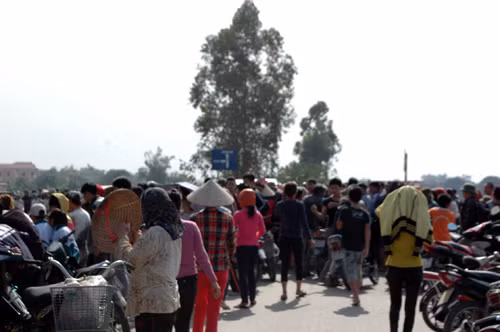 Rất đông người dân khu vực ngóng tin ở hiện trường.