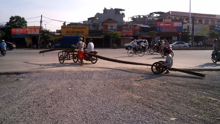 Xe chở thép ra phố, cắt đứt lòng đường.