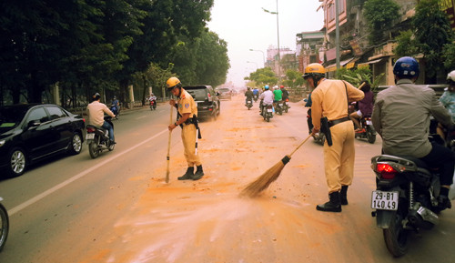 Các chiến sĩ CSGT cầm chổi tre quét rác trên đường, làm nhiều người dân đi qua cảm phục.