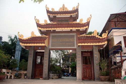 Lễ dâng hương Đại tướng Võ Nguyên Giáp, ở chùa Xuân Đỗ Thượng nay gọi là Thiền viện Sùng Phúc, ở tổ 10 phường Cự Khối (quận Long Biên, Hà Nội). Trong ảnh: Cổng chính của Thiền viện Sùng Phúc mở cửa đón đồng bào đến dâng hương Đại tướng.