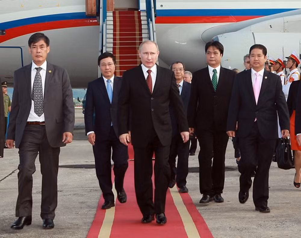 Tổng thống nhanh chóng lên xe