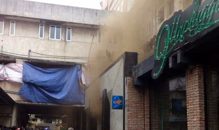 Trước đó, ngày 19/11, ngọn lửa bùng phát ở quán bar đang xây dựng, đã khiến 6 người chết ngạt. Trong số đó, có 5 nạn nhân được xác định là họ hàng, cùng ở Quảng Yên, xã Yên Sơn, huyện Quốc Oai, Hà Nội.