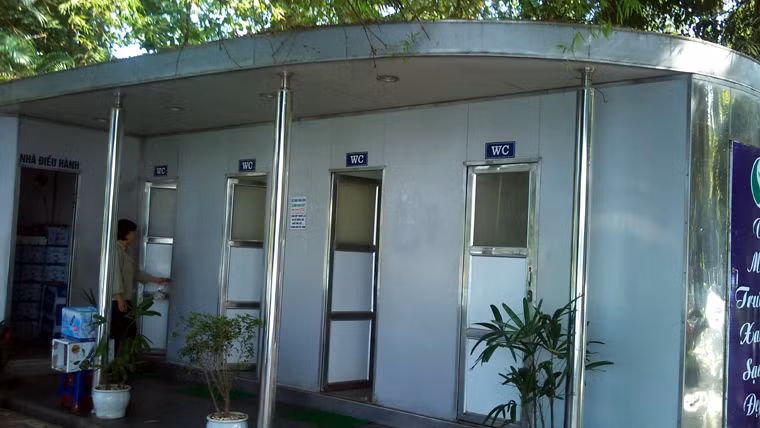 Nằm cạnh "trái tim" Hà Nội, hàng ngày "tiếp" không biết bao nhiêu khách viếng thăm, nên nhà vệ sinh này luôn được các nhân viên lau dọn sạch sẽ...