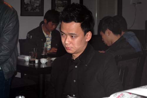 Vị đại diện xưng tên là Tú trả lời báo chí.