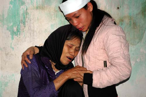 Bà Điểm và em Hà ngất lên, ngất xuống khi vợ chồng nạn nhân Chí - Hạnh chết ngạt.