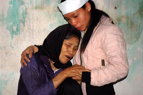 Bà Điểm và em Hà ngất lên, ngất xuống khi vợ chồng nạn nhân Chí - Hạnh chết ngạt.