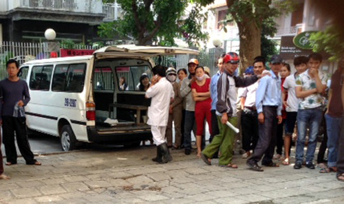 Thi thể người phụ nữ được cơ quan chức năng đưa đi khám nghiệm tử thi.