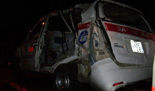 Chiếc taxi bị đoàn tầu đâm