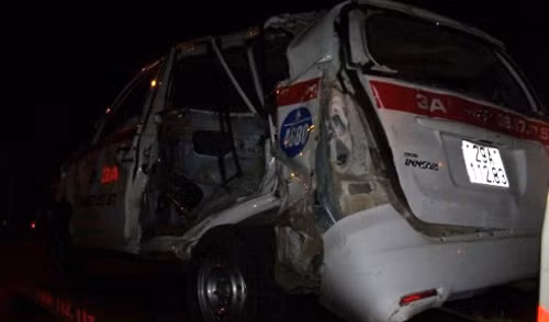 Chiếc taxi bị đoàn tầu đâm