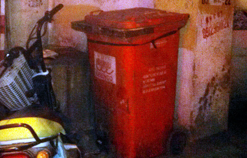 Thùng rác nơi người phụ nữ phát hiện thi thể hài nhi.