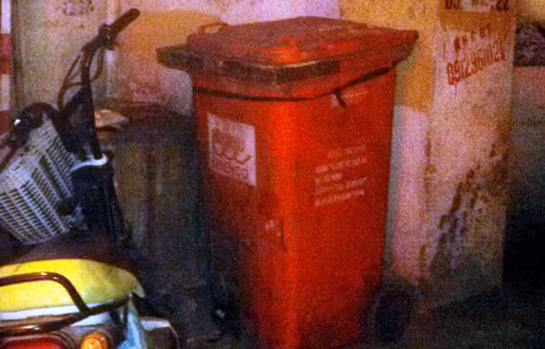 Thùng rác nơi người phụ nữ phát hiện thi thể hài nhi.