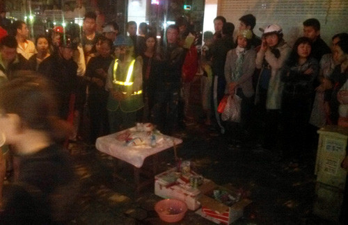 Các nữ công nhân môi trường đến hiện trường vụ việc.