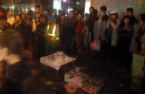 Các nữ công nhân môi trường đến hiện trường vụ việc.