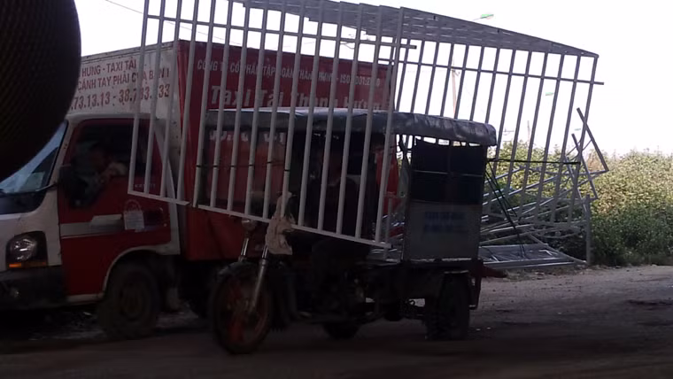 Xe tải cũng phải "nghiêng mình né anh" ba gác.